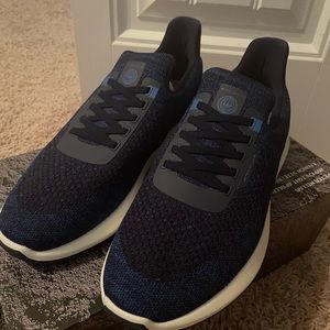 Peter Millar athletic/lifestyle shoe. Slip on style. Navy/blue in color.size 9